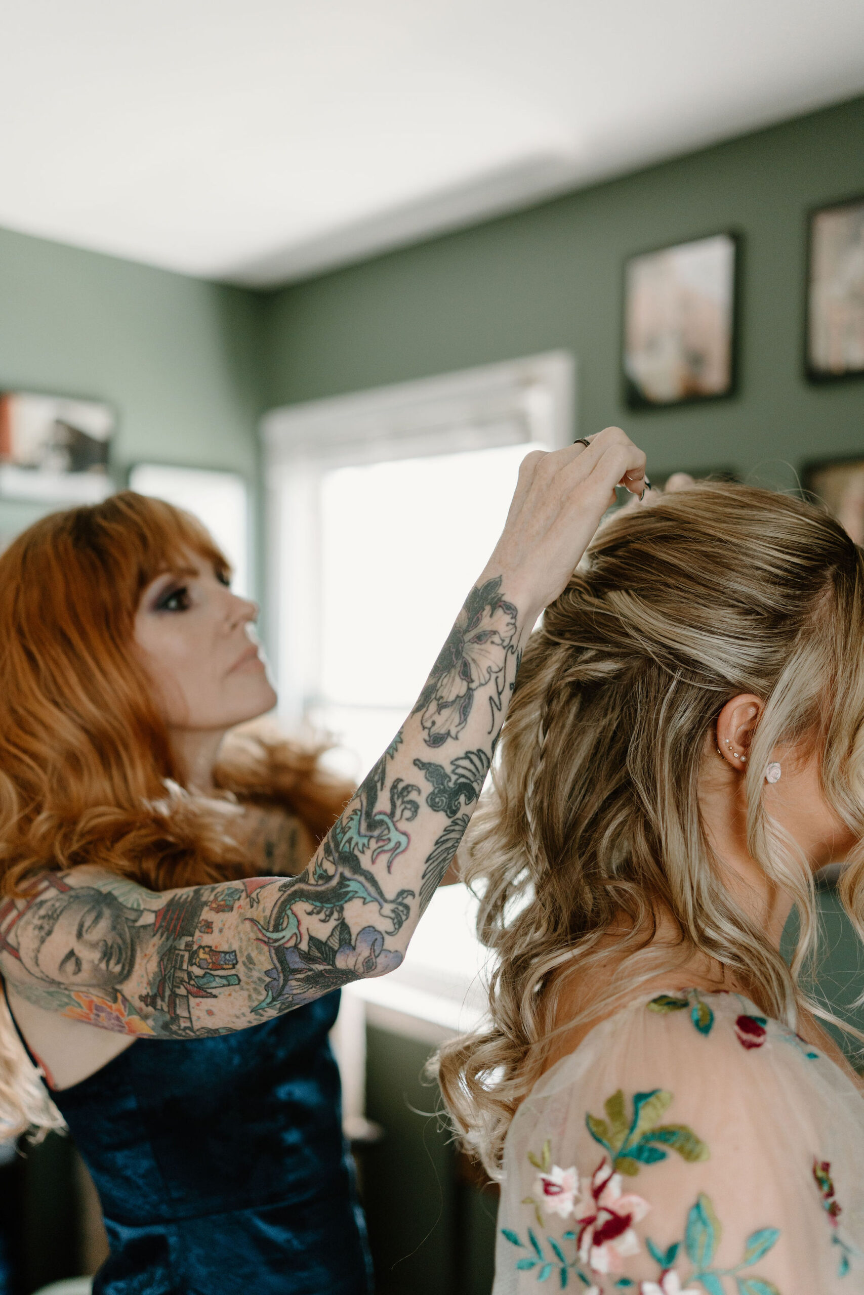 mother of the bride pinning a hairpiece in the bride's hair
